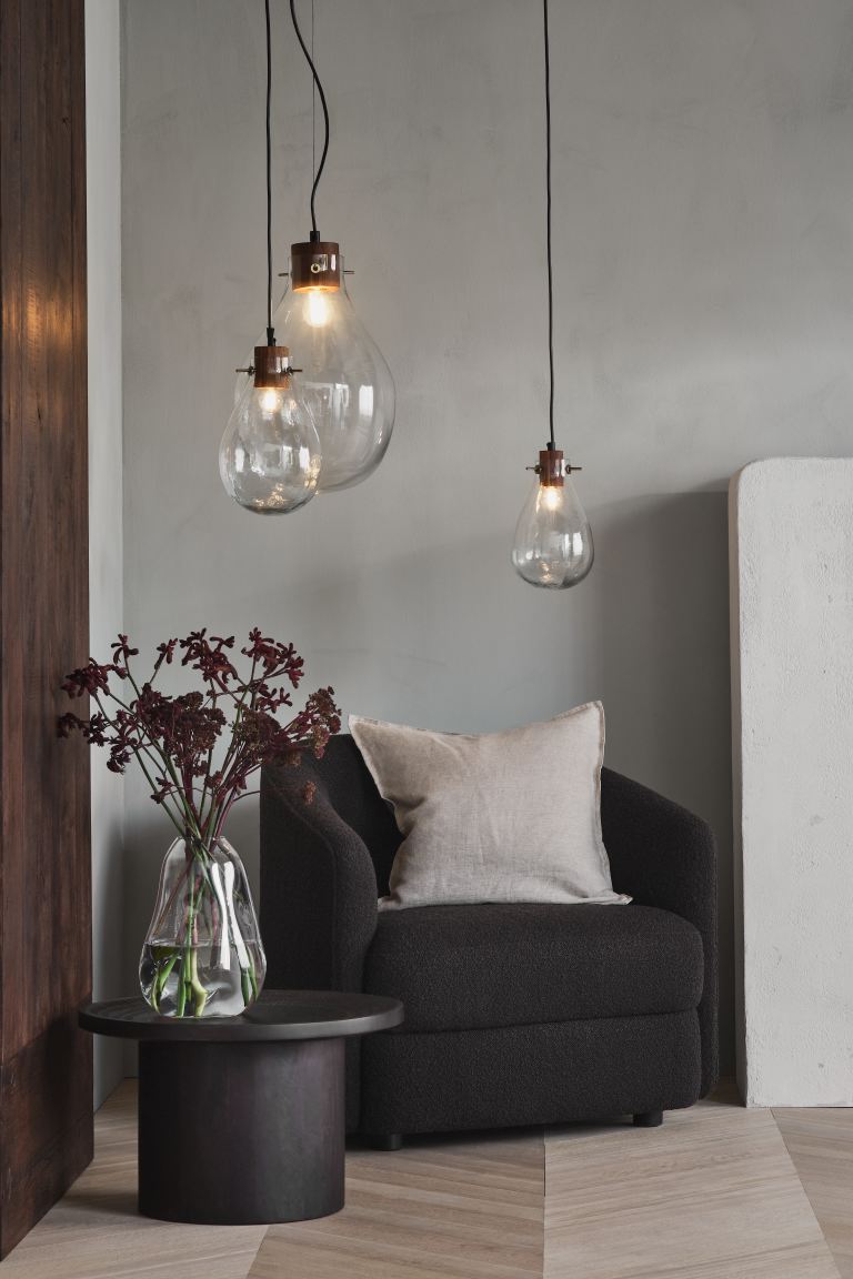 Básico, elegante y perfecto para añadir una nota sofisticada en tonos neutros, este cojín en color piedra cuesta 9.99 euros en H&M Home.