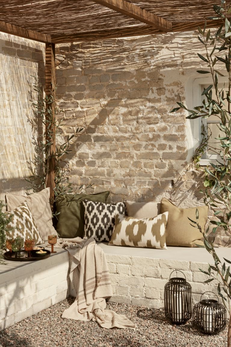 Estampados étnicos o lisos, pero con los tonos tierra como protagonistas. Estos cojines de H&M Home están disponibles en diferentes colores, formas y tamaños desde 9.99 euros.