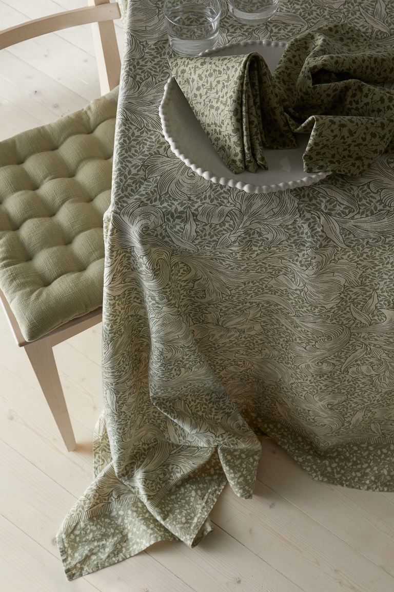 Añade comodidad y color en tu comedor con este cojín para las sillas, que cuesta 4.99 euros en H&M Home.