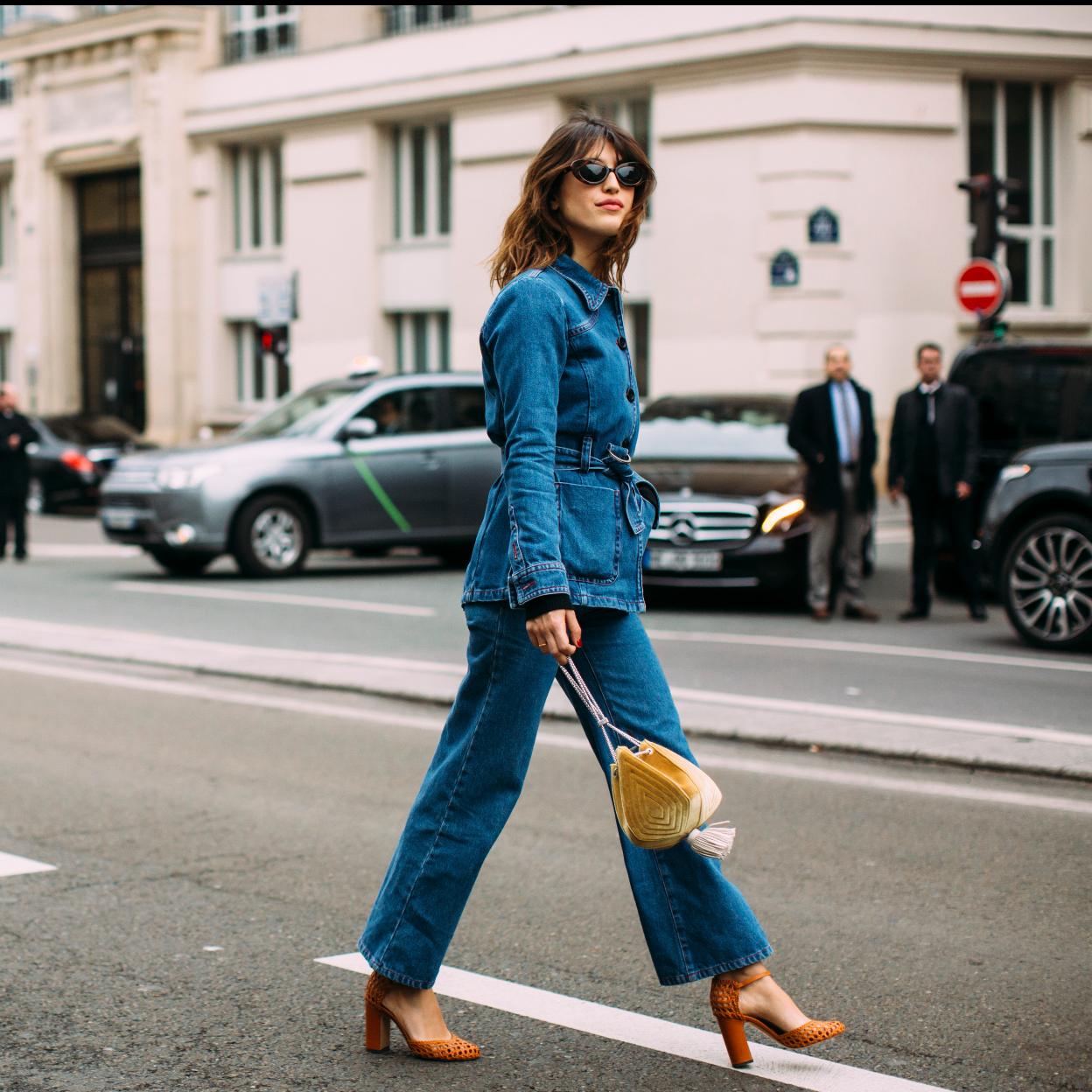 Pincha en la imagen para descubrir el diseño de camisa que arrasa en Instagram y es perfecto para tus looks con vaqueros.