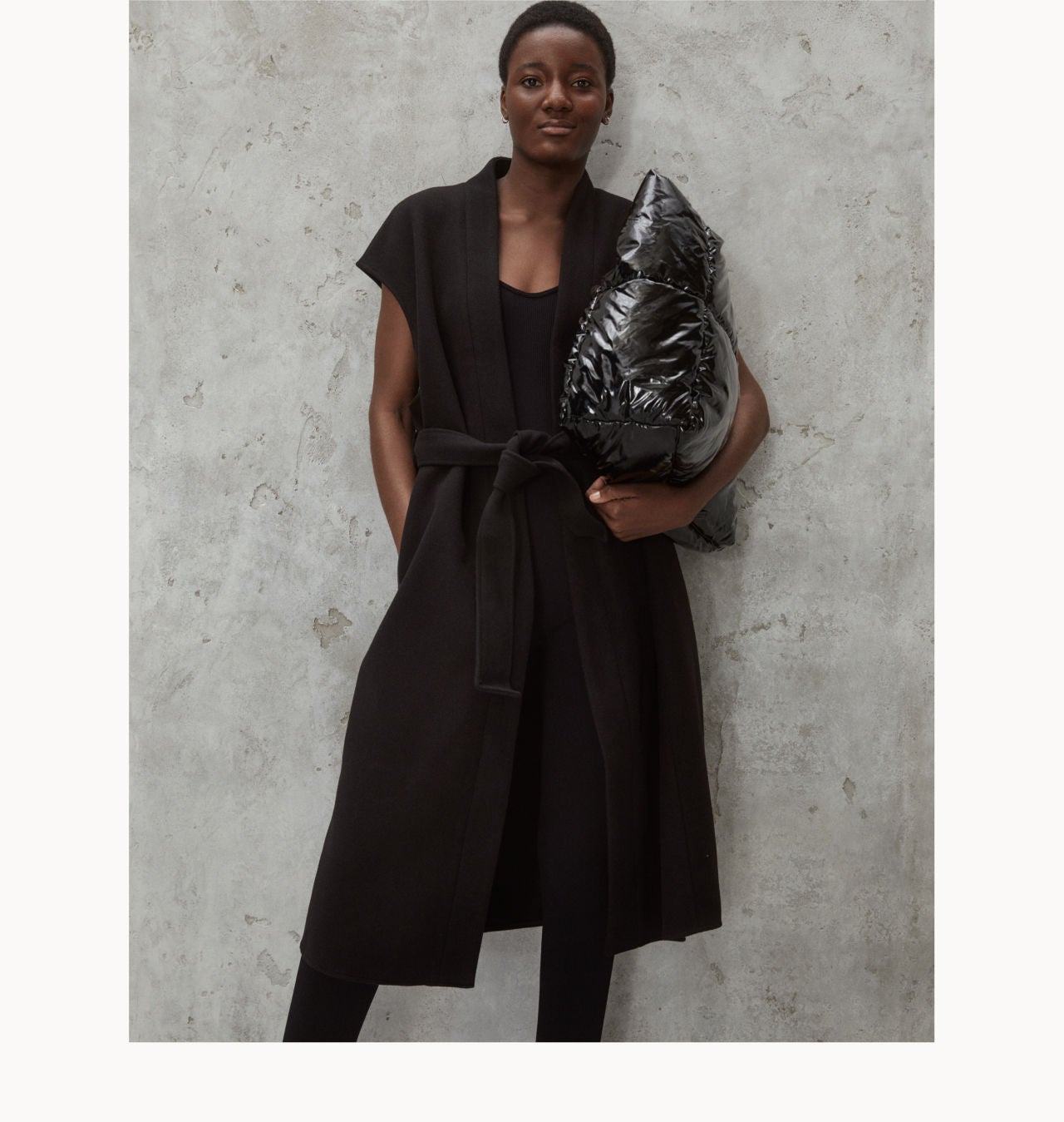 ¿Abrigos sin mangas, chalecos largos? Durante el entretiempo es posible llevar estas prendas de plena tendencia con estilazo. Este negro de H&M cuesta 49.99 euros.