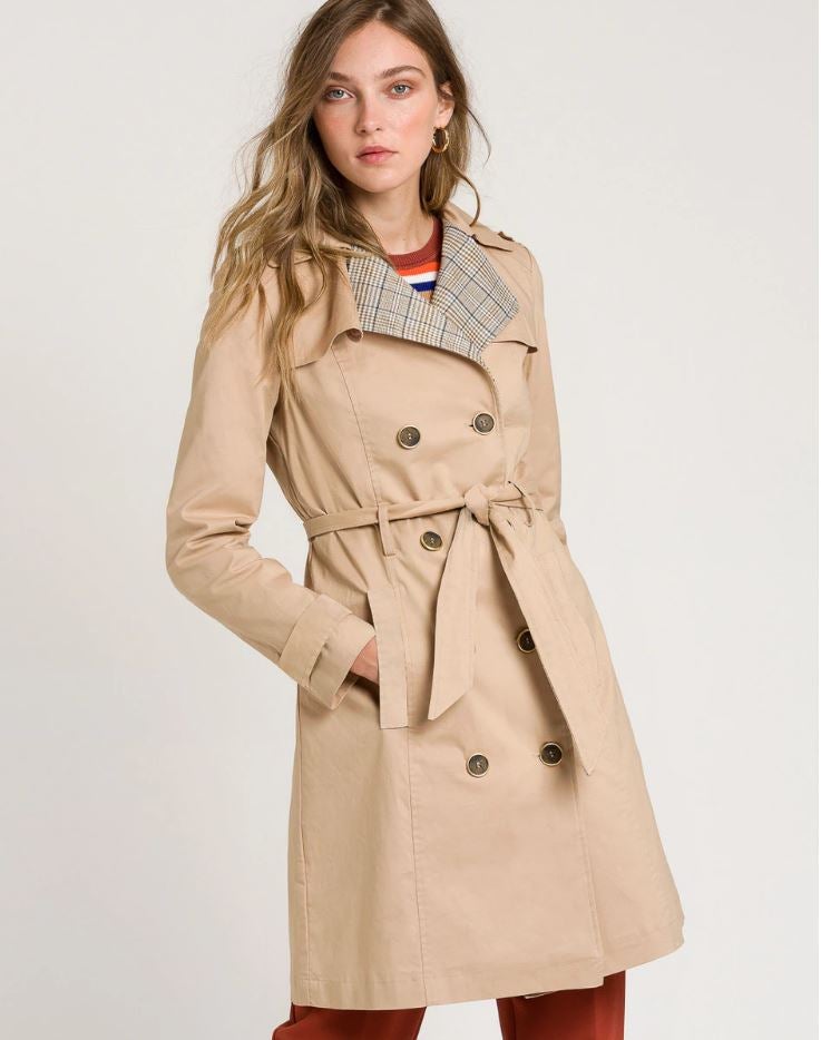 Este trench clásico de Naf Naf tiene el toque de estampado de cuadros perfecto para poner una nota muy tendencia al abrigo. Cuesta 119 euros en Amazon.