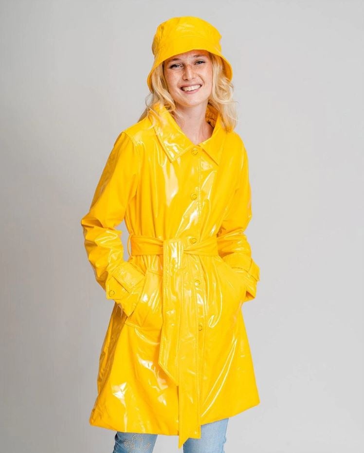 Atrévete con este chubasquero amarillo con acabado acharolado de Rosalita McGee que puedes encontrar en El Corte Inglés por 119 euros y pon color y mucha alegría a tus looks en los días de lluvia.
