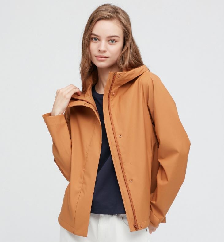 Si en invierno los plumas de Uniqlo son nuestros favoritos, en el entretiempo nos quedamos con sus chaquetas técnicas impermeables. Esta corta en color teja cuesta 69.90 euros.