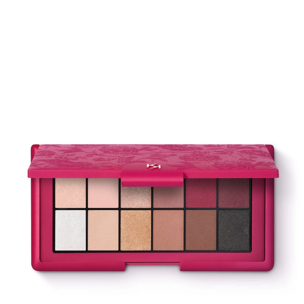 Charming Escape Maxi Eyeshadow Palette de Kiko Milano. Su nueva paleta de sombras de ojos en 12 tonalidades de acabado mate que están inspirados en los colores clásicos de la campiña italiana. Tener esta paleta en el neceser permite crear infinidad de looks de maquillaje, desde los diarios hasta los de los eventos más especiales. (22,99 euros).