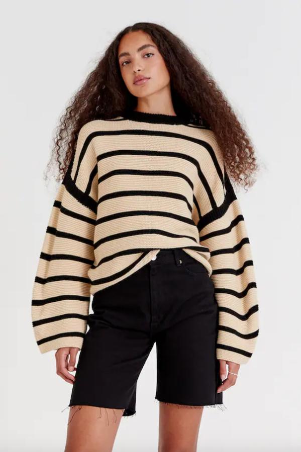 En color cuerda con rayas horizontales en negro, este jersey de punto grueso de Pull&Bear con cuello caja y mangas largas está disponible entre las tallas XS y L y cuesta 25,99 euros. 