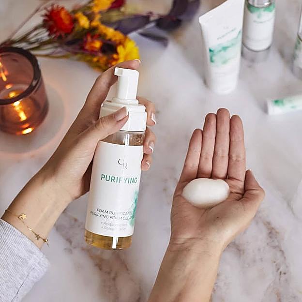 Foam Purificante contiene ácido salicílico, salvia y romero