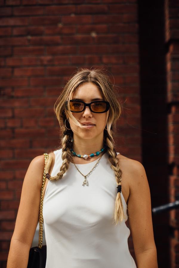 Pues no, las trenzas no son sólo para niñas pequeñas. Separa toda tu melena en dos y trénzala por delante para que puedan apoyarse sobre tus hombros. Como ves en la imagen, si dejas unos mechones sueltos, el efecto despeinado creará un look muy favorecedor y juvenil.