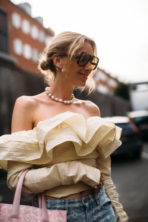 Al igual que la coleta baja, el moño bajo es un peinado muy típico para días de calor y si lo haces con un poco de estilo, queda espectacular. Recoge todo tu pelo en una coleta a la altura de la nuca y enróllala para formar un moño que sujetes con horquillas.