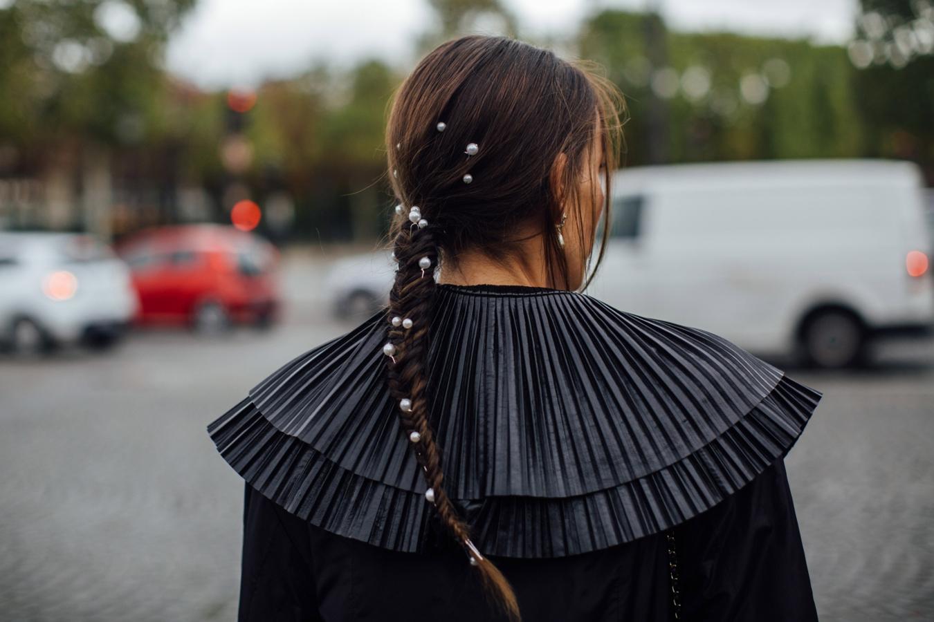 No todas sabemos hacer trenzas de raíz o de boxeador, pero la típica trenza baja la sabemos hacer todas. Pero siendo claras, sólo una trenza puede quedar muy sosa. No hay ningún problema, adórnala con algún abalorio como ves en la imagen, y tendrás un peinado precioso en sólo unos minutos.