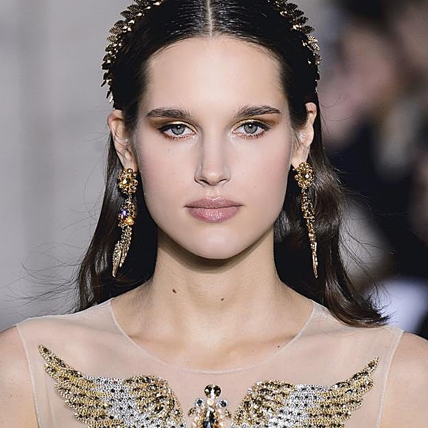 Bases de maquillaje en stick, el cosmético 3 en 1 más fácil de usar que pone buena cara al instante de forma natural