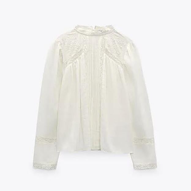 Imagen principal - Blusa blanca, falda mini y botas: El look rejuvenecedor y perfecto para el entretiempo que le vas a copiar a Sara Carbonero