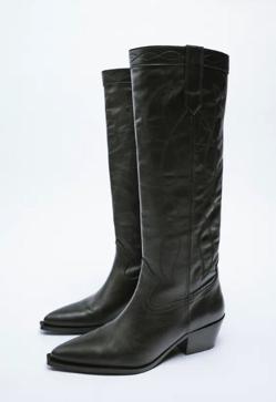 Imagen secundaria 2 - Blusa blanca, falda mini y botas: El look rejuvenecedor y perfecto para el entretiempo que le vas a copiar a Sara Carbonero