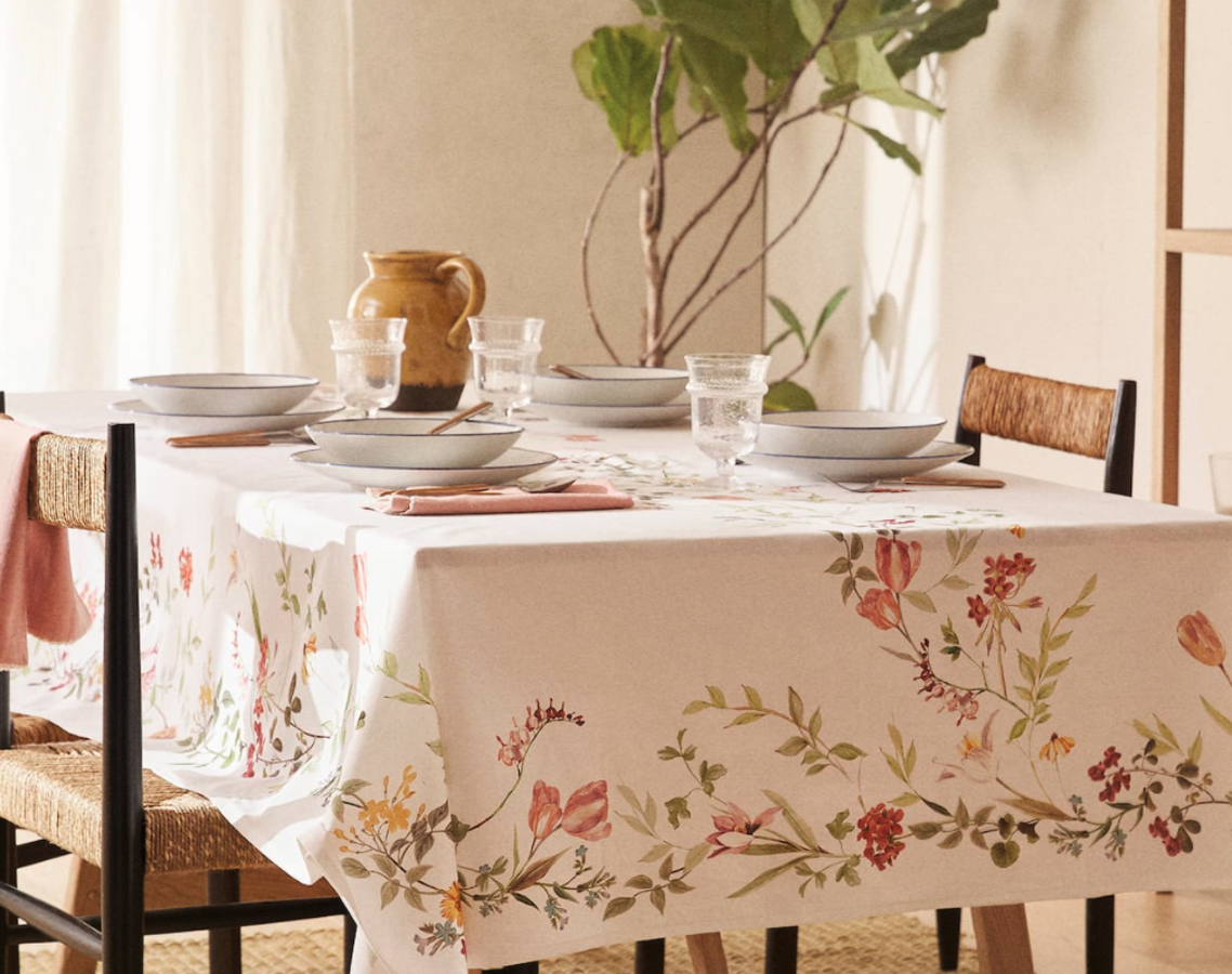 Mantel de algodón con estampado de flores disponible en varios tamaños. Su precio ronda los 29,99 € - 39,99 €, dependiendo de las dimensiones.