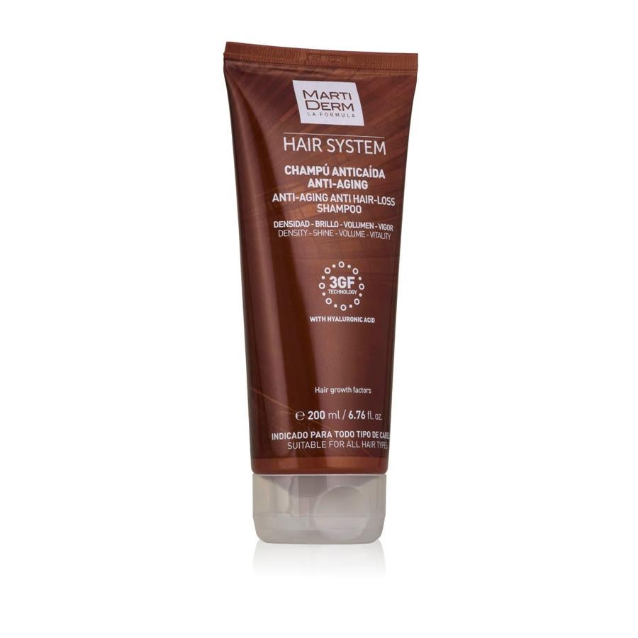 Hair System Champú Anticaída Antiaging combate el envejecimiento capilar y mejora el anclaje al cuero cabelludo. Además, aporta densidad, brillo, volumen y vigor (13,80 euros).