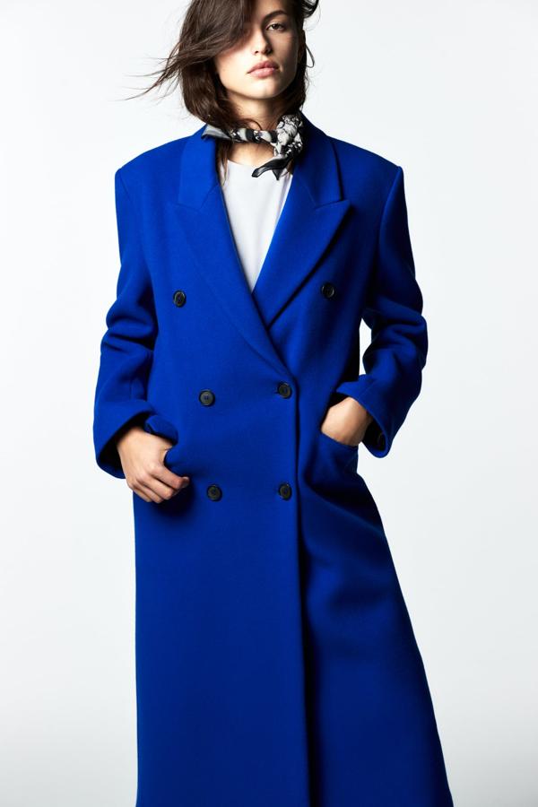 Aunque los colores básicos, como el negro o el camel, siguen siendo imprescindibles en cualquier armario de otoño, siempre hay que tener alguna prenda en un tono más vivo. Abrigo largo de lana de Zara (129 euros)