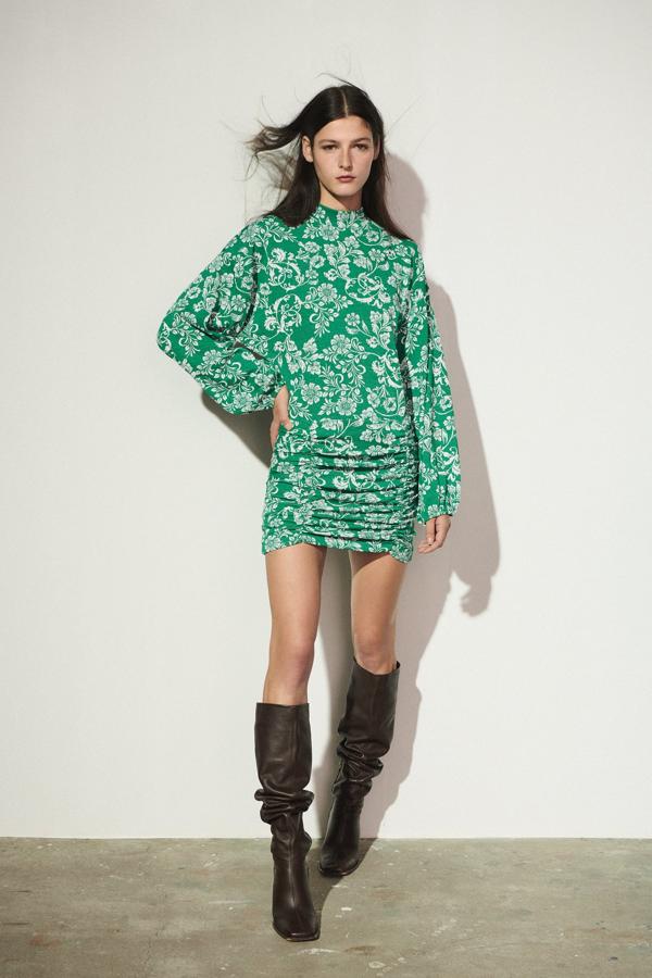 Otro mini vestido de otoño que está arrasando en estos momentos. ¿Sus señas de identidad? Drapeado, cuello alto, con estampado de flores en blanco y verde y manga larga. Mini vestido estampado de Zara (29,99 euros) 