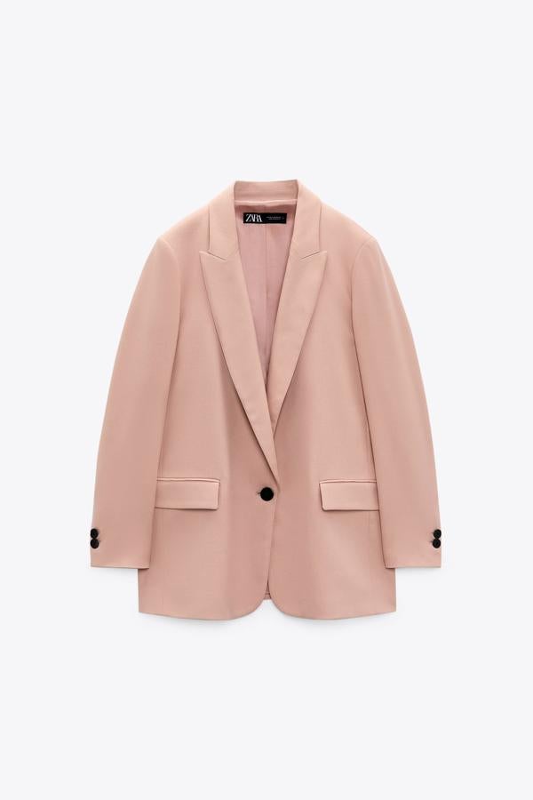 La vuelta a la oficina te hará rescatar del fondo de armario las americanas. Este diseño de color rosa es perfecto para la transición entre el verano y el otoño. Blazer rosa empolvado de Zara (59,99 euros)