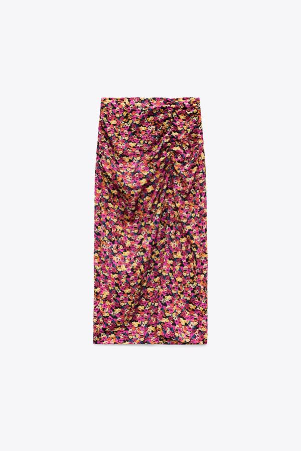 Las faldas midi te aocmpañarán en el cambio de estación. Este diseño con estampado de flores se ha convertido en un auténtico éxito de ventas de la nueva colección de otoño. Falda midi de Zara (22,99 euros)