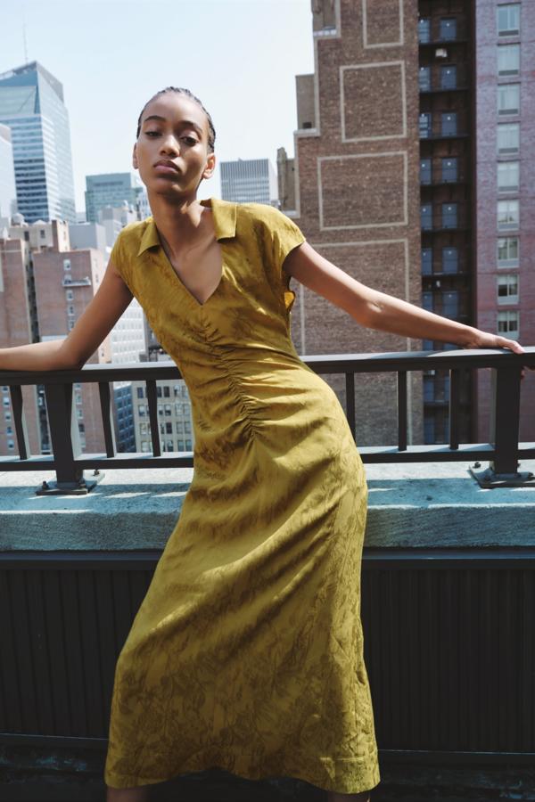 Otra propuesta para las citas más especiales de este otoño. Un vestido midi, ligeramente drapeado y en color verde oliva que podrás llevar a una boda o una cena con amigas. Vestido midi con tejido drapeado de Zara (39,99 euros)