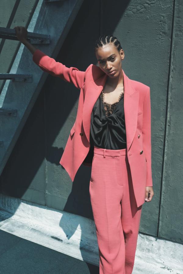 Los trajes de otoño no tienen porque ser en tonos oscuros. Este diseño en color rosa oscuro pondrá la nota de color a los días más grises. Americana de Zara (49,99 euros)