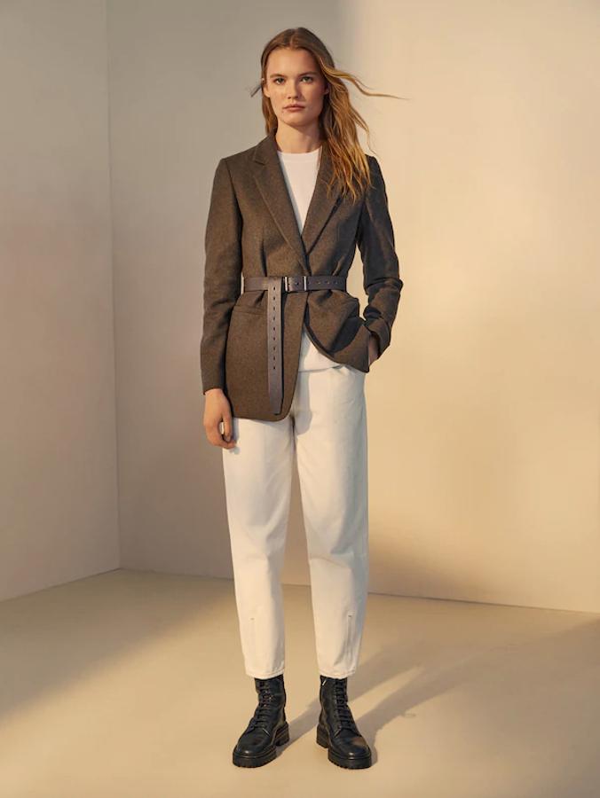 La blazer es una de las prendas más versátiles que podemos meter en nuestro armario, y en el caso de las mujeres de más de 50 años lo más acertado es apostar por un diseño ligeramente oversize o recto pero elegante. Esta de Massimo Dutti en verde oscuro viene con coderas y tiene un precio de 129 euros y podemos encontrarla entre los números 34 y 44.