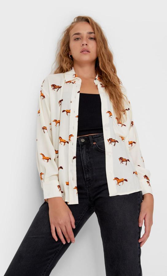 Disponible en cuatro diseños diferentes, tres de ellos estampados, esta camisa fluida de Stradivarius con cuello de solapa y mangas largas viene con bolsillo de plastrón en la pechera y cierre frontal de botones. Cuesta 15,99 euros y esta disponible entre las tallas XS y XL. 