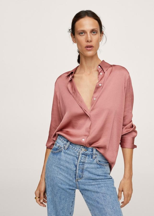 Disponible en rosa, azul y crudo, esta camisa fluida de Mango en tejido fluido y acabado satinado es de diseño recto y viene con cuello clásico y mangas largas acabadas en puños abotonados. Con cierre de botones frontal oculto por tapeta, cuesta 25,99 euros y en todos los tonos se han agotado las tallas más grandes y más pequeñas y solo quedan entre la S y la XL. 