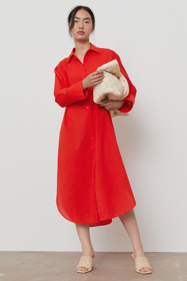 En rojo anaranjado y diseño camisero, este vestido midi con cierre de botones frontal es de corte relajado con diseño de hombros caídos, mangas largas, puños anchos con abertura y bajo redondeado. Podemos encontrarlo en H&M por 19,99 euros entre las tallas XS y XXL.