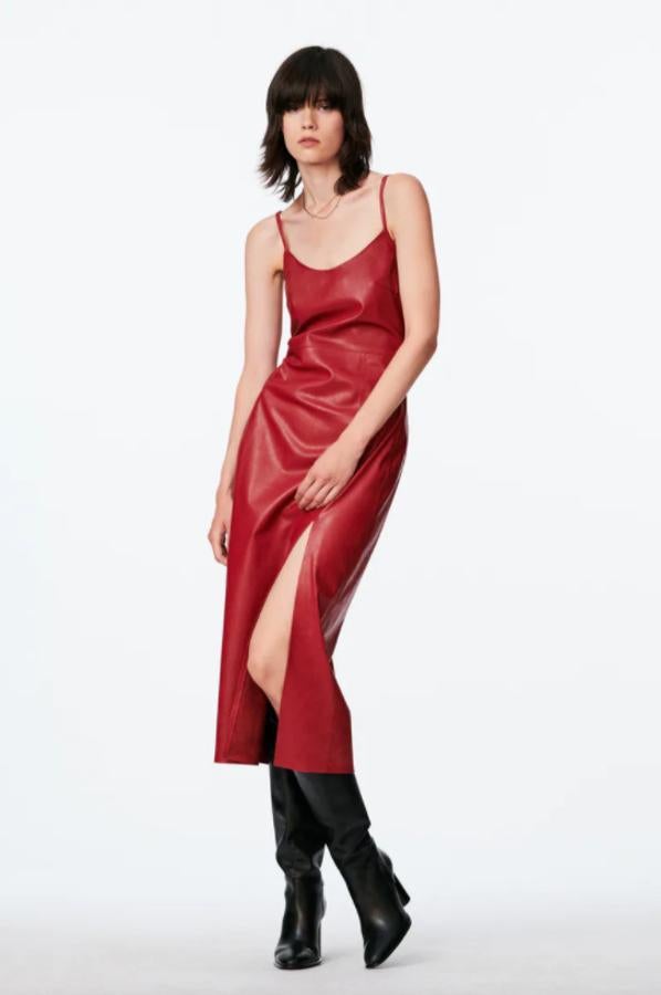 En efecto piel y rojo oscuro, este vestido con escote redondo de Zara con tirantes cruzados en la espalda y bajo con abertura en la espalda tiene un precio de 29,95 euros y está disponible en las tallas XS, S y L. 