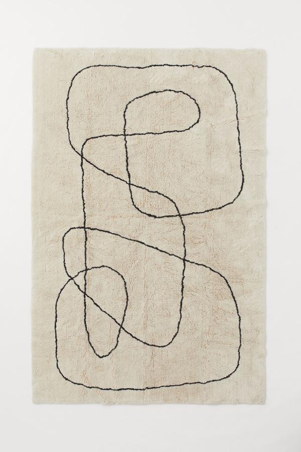 En color beige claro y estampado negro, esta alfombra en algodón orgánico y con pelo suave mide 200x300 centímetros y tiene un precio de 299 euros.