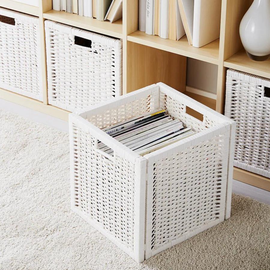 Disponible en color blanco o beige, esta cesta de ratán tiene unas medidas de 32x34x32 centímetros y tiene un precio de 14 euros.