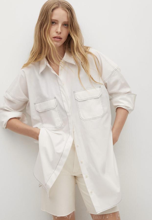 Confeccionada en 100% algodón, esta camisa blanca con diseño oversize cuenta con costuras en contraste y bolsillos de solapa en la parte frontal. Es de Mango y tiene un precio de 29,99 euros.