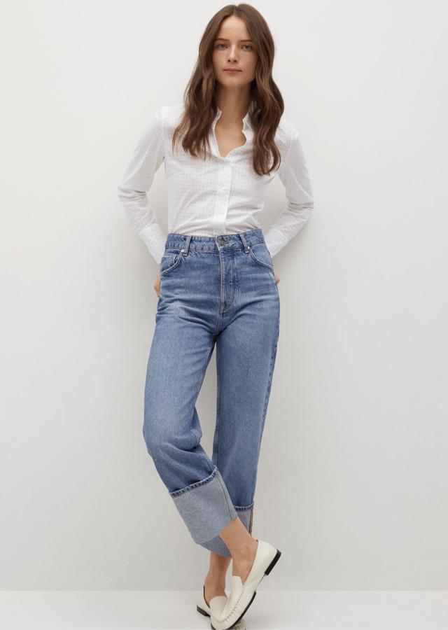 En color blanco y con discreto estampado, esta camisa de algodón con puños abotonados y cierre de botones en la parte delantera es de Mango y tiene un precio de 19,99 euros.