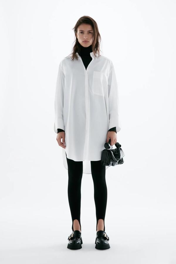 Con bajo asimétrico con aberturas laterales y diseño oversize, esta camisa blanca con cuello solapa y cierre frontal con botones es de Zara y tiene un precio de 19,95 euros.