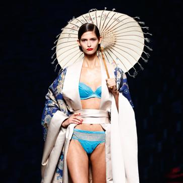 Imagen secundaria 1 - Los mejores looks de los desfiles de la Fashion Week de Madrid: tendencias, colores y tejidos que se llevarán la próxima temporada