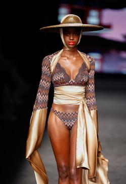 Imagen secundaria 2 - Los mejores looks de los desfiles de la Fashion Week de Madrid: tendencias, colores y tejidos que se llevarán la próxima temporada