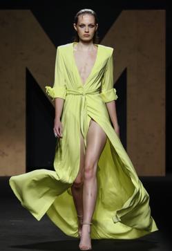 Imagen secundaria 2 - Los mejores looks de los desfiles de la Fashion Week de Madrid: tendencias, colores y tejidos que se llevarán la próxima temporada