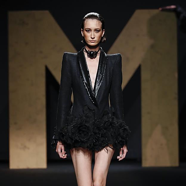 Imagen principal - Los mejores looks de los desfiles de la Fashion Week de Madrid: tendencias, colores y tejidos que se llevarán la próxima temporada