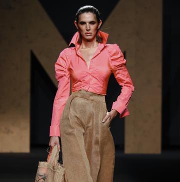 Imagen secundaria 1 - Los mejores looks de los desfiles de la Fashion Week de Madrid: tendencias, colores y tejidos que se llevarán la próxima temporada
