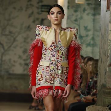 Imagen secundaria 1 - Los mejores looks de los desfiles de la Fashion Week de Madrid: tendencias, colores y tejidos que se llevarán la próxima temporada