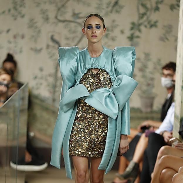 Imagen principal - Los mejores looks de los desfiles de la Fashion Week de Madrid: tendencias, colores y tejidos que se llevarán la próxima temporada