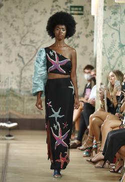 Imagen secundaria 2 - Los mejores looks de los desfiles de la Fashion Week de Madrid: tendencias, colores y tejidos que se llevarán la próxima temporada