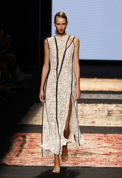 Imagen secundaria 2 - Los mejores looks de los desfiles de la Fashion Week de Madrid: tendencias, colores y tejidos que se llevarán la próxima temporada