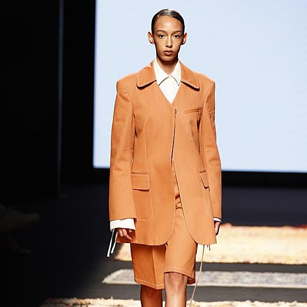 Imagen principal - Los mejores looks de los desfiles de la Fashion Week de Madrid: tendencias, colores y tejidos que se llevarán la próxima temporada