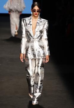 Imagen secundaria 2 - Los mejores looks de los desfiles de la Fashion Week de Madrid: tendencias, colores y tejidos que se llevarán la próxima temporada