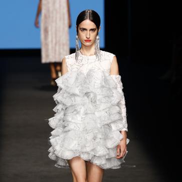 Imagen secundaria 1 - Los mejores looks de los desfiles de la Fashion Week de Madrid: tendencias, colores y tejidos que se llevarán la próxima temporada