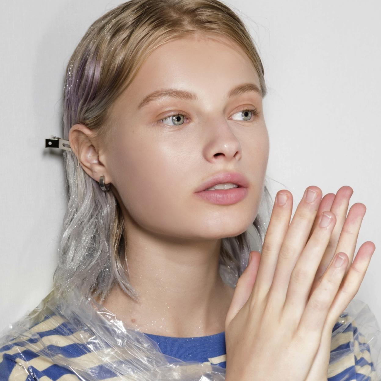 Pincha en la imagen para descubrir las mejores cremas baratas con vitamina C para recuperar el brillo de tu piel. 