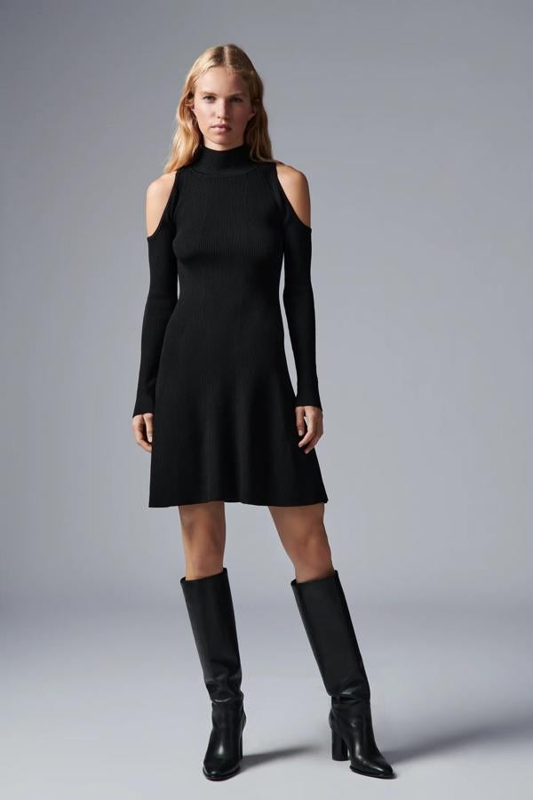Este vestido de punto en color negro y con manga larga cuenta con aberturas en los hombros y bajo acabado en evasé. Tiene un precio de 25,95 euros.