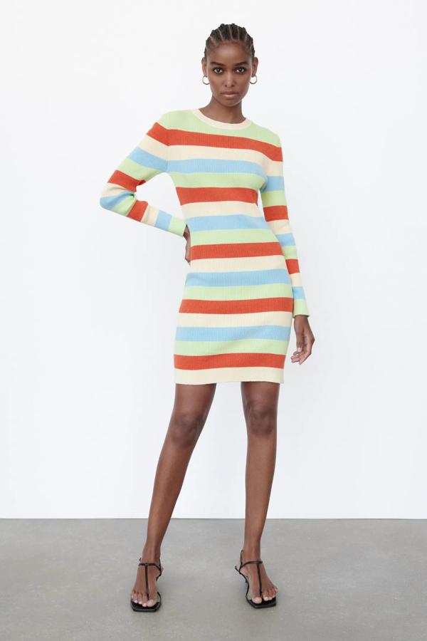 Con estampado de rayas multicolor, este vestido corto de punto de canalé con cuello redondo y manga larga tiene un precio de 22,95 euros.